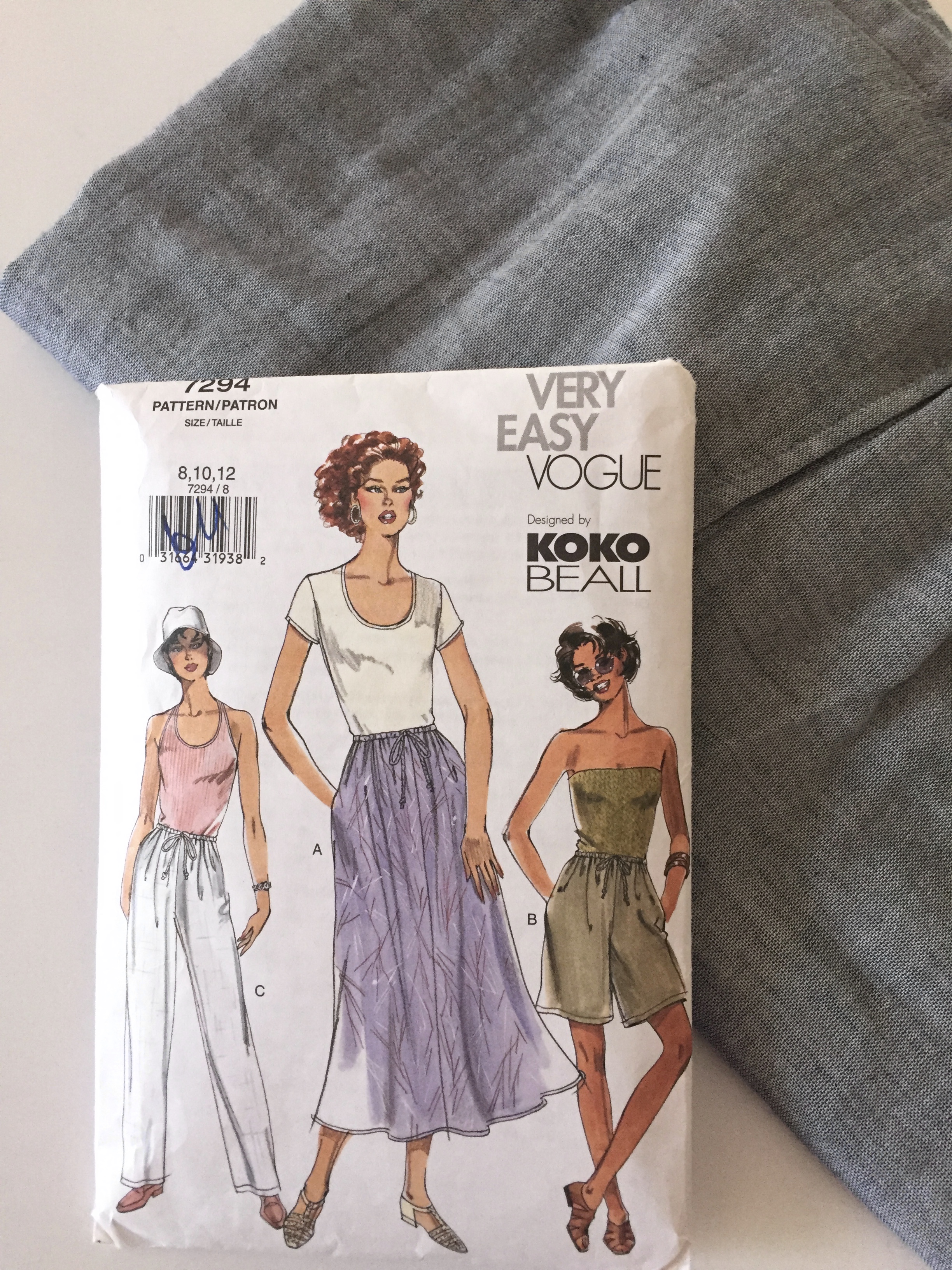 Very Easy Vogue Pattern - Misses Blouse, Jacket and Trousers (V9033), each